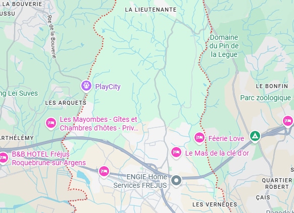 Carte de Fréjus et Roquebrune-sur-Argens : Hôtels et Loisirs Carte de Fréjus et Roquebrune-sur-Argens avec B&B HOTEL, PlayCity, et Mas de la clé d'or entourés de zones vertes.